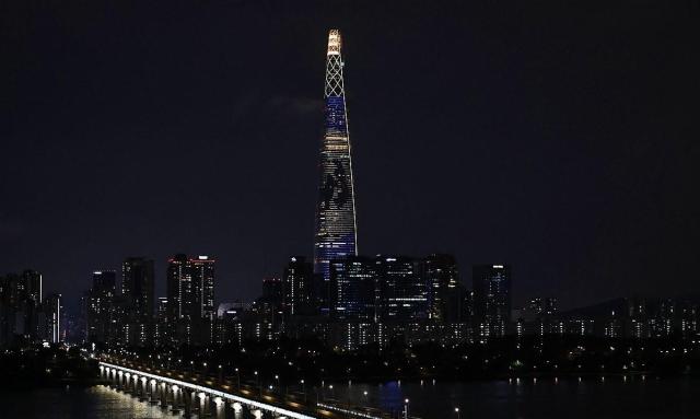 추석인 지난 25일 서울 송파구 롯데월드타워 외벽에 추석을 맞아 달토끼 콘텐츠 미디어파사드가 송출되고 있는 모습 사진연합뉴스