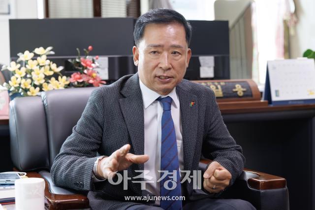 김월용 국가평생교육진흥원 원장은 9일 국가평생교육진흥원 원장실에서 진행된 아주경제와의 인터뷰에서 평생교육은 AI 시대 대한민국의 경쟁력을 좌우하는 국가 성장전략이라고 강조했다 사진유대길 기자 dbeorlf123ajunewscom