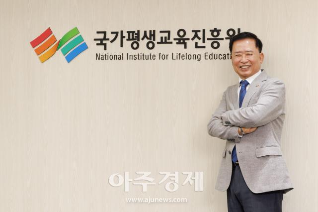김월용 국가평생교육진흥원 원장은 9일 아주경제와의 인터뷰에서 대한민국의 평생교육 경험을 세계와 나누는 글로벌 모델로 발전시키겠다는 포부를 밝혔다 사진유대길 기자 dbeorlf123ajunewscom