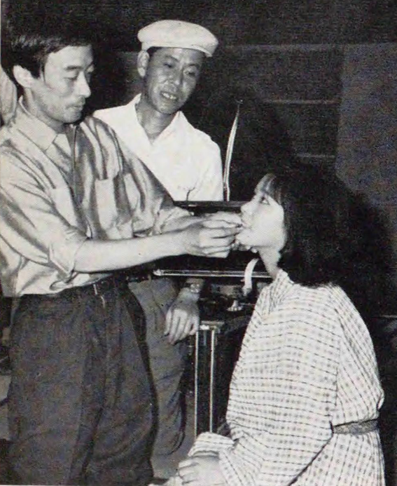 1964년 모래 위의 식물군砂の上の植物群 촬영 현장 왼쪽부터 원작자 요시유키 준노스케 감독 나카히라 코우 배우 니시오 미에코사진위키미디어 커먼즈