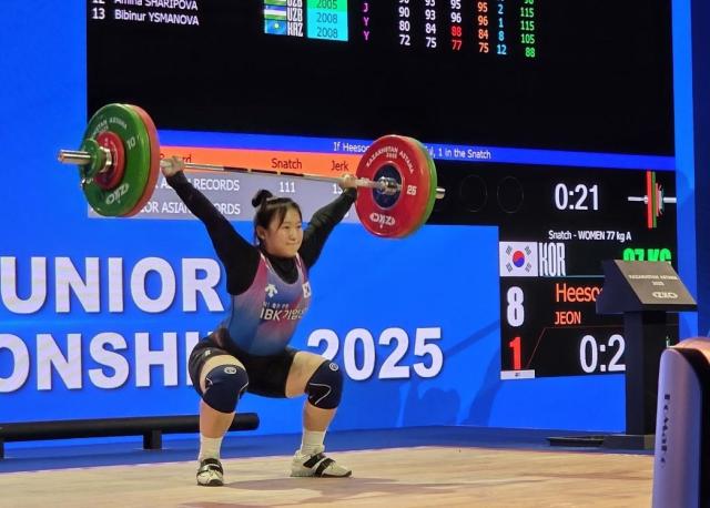 Levantamiento de pesas femenino: Jeon Hee-su logra récord personal con 248kg en su debut asiático, quedando quinta; Park Hye-jung busca bicampeonato histórico