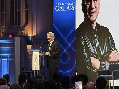 Lee Jae-yong và Choi Tae-won hội ngộ Jensen Huang, thể hiện quan hệ hợp tác qua smartphone gập và GPU 