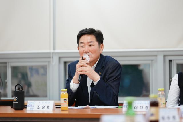 조용호 오산시장이 28일 세교고등학교를 방문해 학생자치회 학생들과 ‘찾아가는 이동시장실’을 운영했다 사진오산시