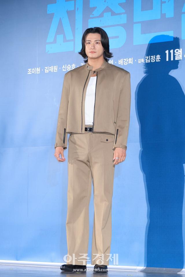 Shin Seung-ho en pose durante la rueda de prensa de Entrevista final