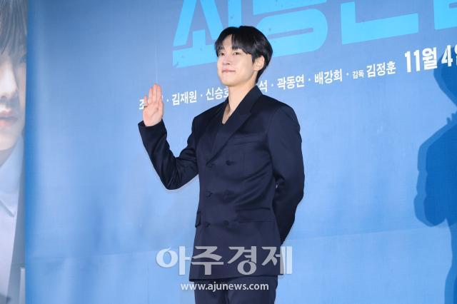 Kang Yu-seok posa para una amistosa sesión de fotos en la conferencia de prensa de Entrevista Final