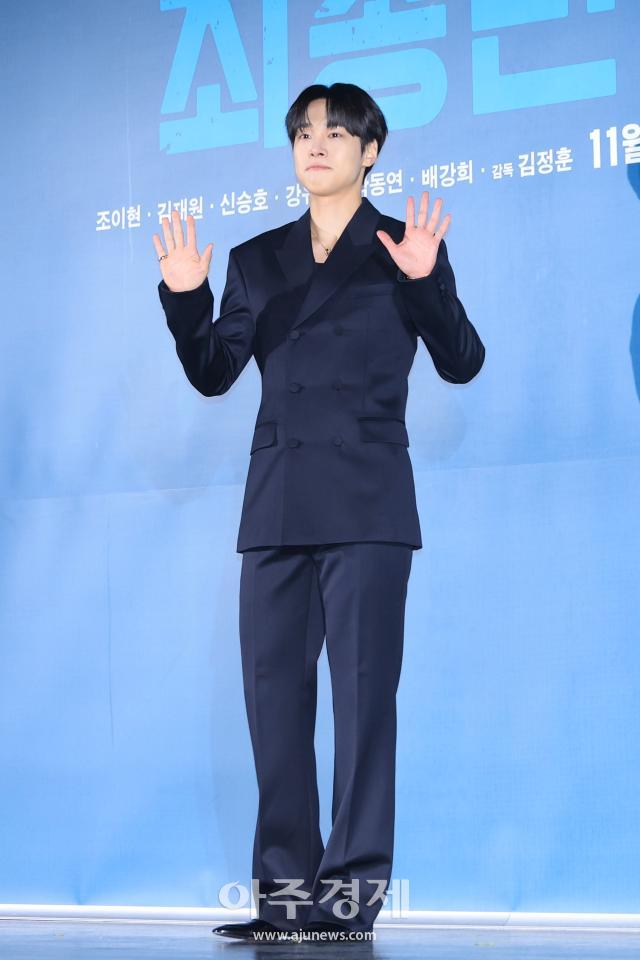 Kang Yoo-seok posa con los brazos abiertos en la rueda de prensa de la película Entrevista Final