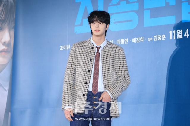 Kim Jae-won luce look de novio otoñal en la rueda de prensa de la película Entrevista Final