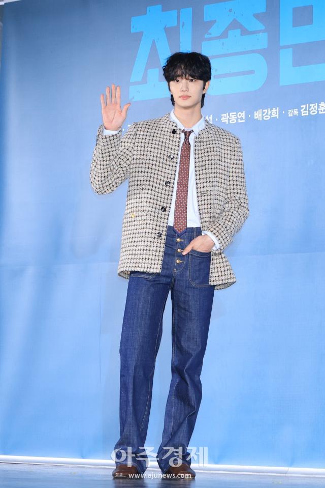 Kim Jae-won posa en la rueda de prensa de la película Entrevista Final