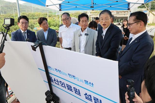 김상욱 울산시장은 지난 달 28일 윤종오 국회의원 이동권 북구청장 등 관계자들과 울산의료원 설립대상지를 방문해 사업 설명 청취 및 현장을 점검했다 사진울산시