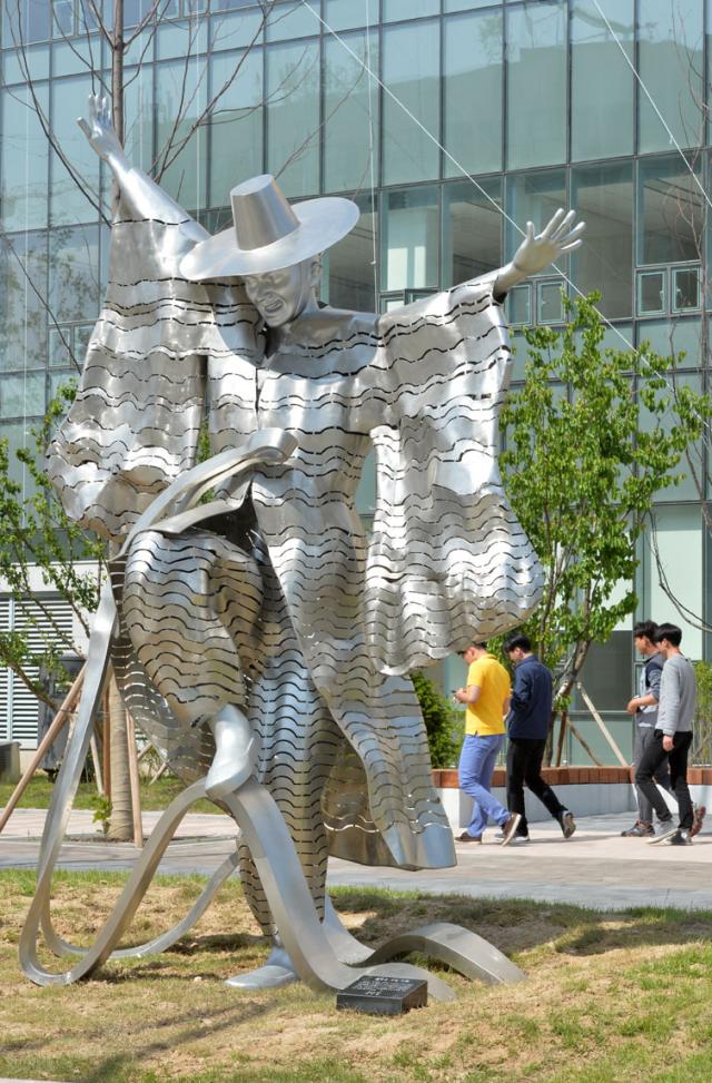 안초롱 흥겨운 우리가락 2015 세종시 정부세종청사 16동 앞에 세워진 제작비는 1억 500만원의 작품 저승사자라는 비난 때문에 2019년 철거되어 임시 보관중이다 