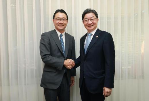 El presidente de la Comisión Financiera surcoreana se reúne con el jefe de la Agencia Financiera japonesa para reforzar la cooperación en mercados de capital