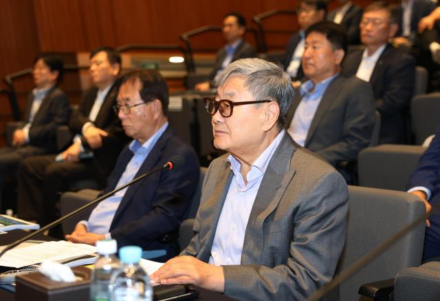 김준기 DB그룹 창업회장오른쪽과 이수광 그룹회장 사진DB