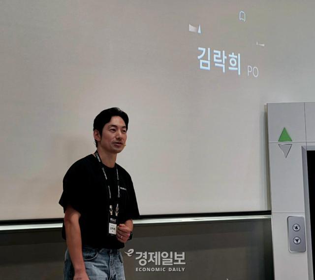 김락희 뉴빌리티 피지컬AI TF장이 뉴빌리티의 하이브리드 휴머노이드 빌리에 대해 설명하고 있다 사진류청빛 기자