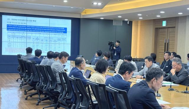 지난 28일 시청 종합상황실에서 ‘평택시 탄소중립 녹색성장 기본계획 2026년 추진상황 점검보고회’를 개최하고 부문별 온실가스 감축 이행현황을 집중 점검했다