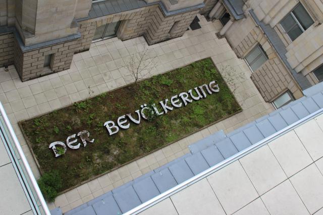 독일 연방 의회 Bundestag의 결정에 따라 라이히슈타크Reichstag 건물의 북쪽 아트리움에 설치된 한스 하케의 작품 국민에게Der Bevölkerung 2000 사진 Wikimedia