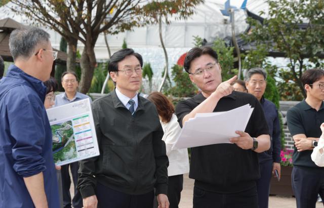 이장섭 청주시장이 ‘2026 청원생명축제’ 개막을 앞두고 29일 오창읍 미래지농촌테마공원을 찾아 축제 준비상황과 안전대책을 최종 점검했다 사진청주시