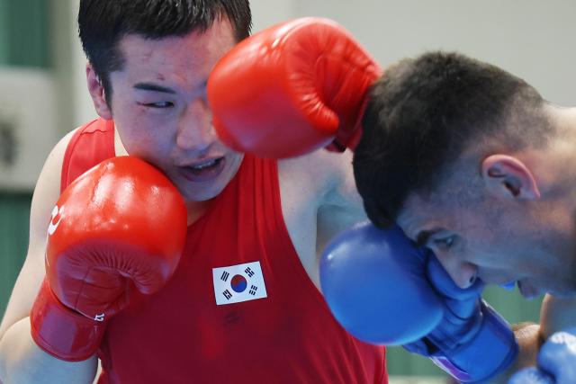 El 29 de septiembre, en el Gimnasio Nishio de Nishio, prefectura de Aichi, Japón, el boxeador surcoreano Kim Min-seong compite en la semifinal de la categoría de 80 kg del boxeo masculino de los Juegos Asiáticos de Aichi-Nagoya 2026 contra Hussein Ia'shaishe de Jordania. [Foto: Yonhapnews]