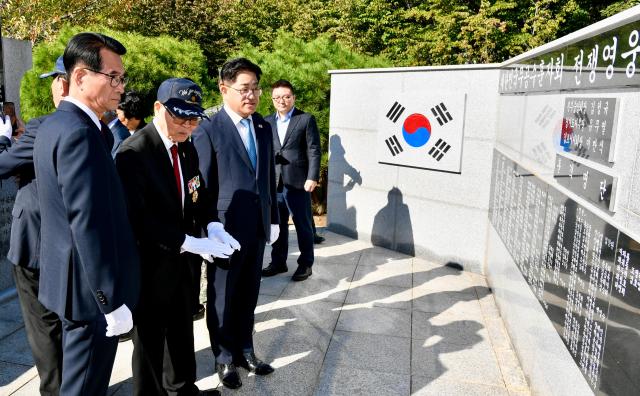 이기형 김포시장이 김포의 호국영령 200여분의 성함을 공적비에 각인하고 숭고한 공훈을 기렸다 사진김포시