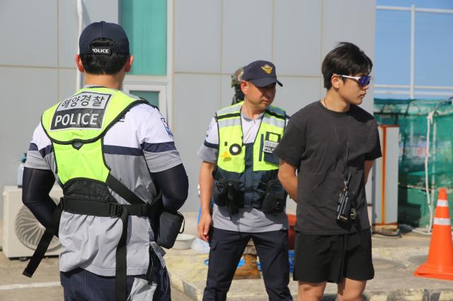 동해해경이 항만방호 훈련에서 거동수상자를 인계받고 있다 사진동해해경
