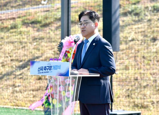 이기형 시장이 김포 최초로 한강을 조망할 수 있는 축구장인 ‘신곡축구장’을 열었다 사진김포시