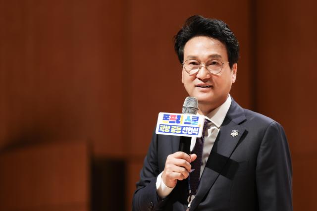 안민석 교육감이 학생이 주도하는 폰프리 실천 의지를 함께 나누고 학교와 가정으로 확산하기 위해 ‘폰프리 스쿨 학생 공동 선언식’을 개최했다 사진경기도교육청