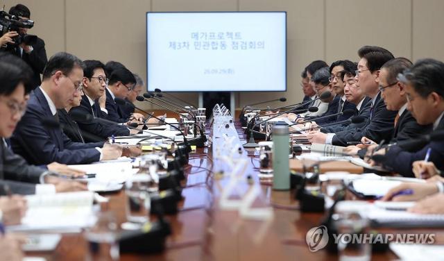 Tổng thống Lee Jae-myung chủ trì cuộc họp lần thứ ba về các siêu dự án
Seoul  Yonhap Tổng thống Lee Jae-myung chủ trì cuộc họp kiểm tra lần thứ ba về các siêu dự án giữa chính phủ và khu vực tư nhân tại Nhà Xanh ngày 299 2992026