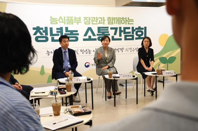 29일 송미령 농림축산식품부 장관이 서울 종로구 한식문화공간 이음에서 농식품부 청년보좌역과 후계·청년농 육성 정책협의체 2030 청년자문단 소속 청년농 12명과 간담회를 열었다 사진농림축산식품부