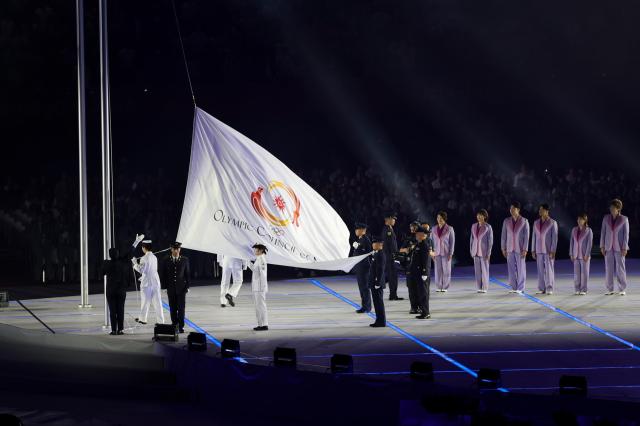19일 일본 나고야 미즈호공원 육상경기장에서 열린 2026 아이치·나고야 아시안게임 개회식에서 아시아올림픽평의회OCA 깃발이 게양되고 있다 사진연합뉴스