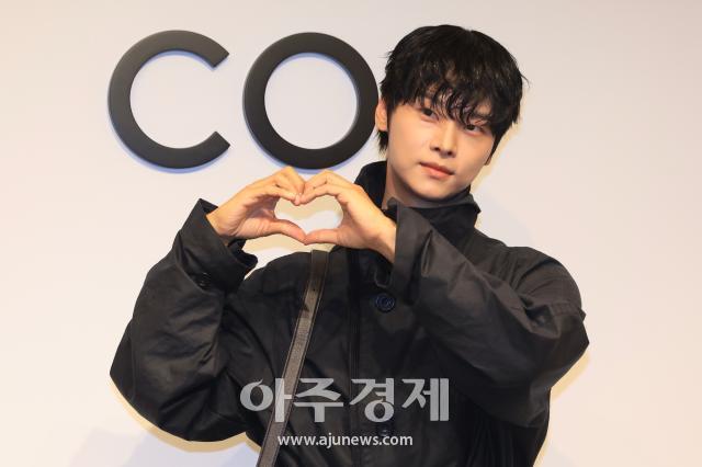 Cha Hak-yeon posa con un tierno gesto de corazón en evento de fotos en Gangnam