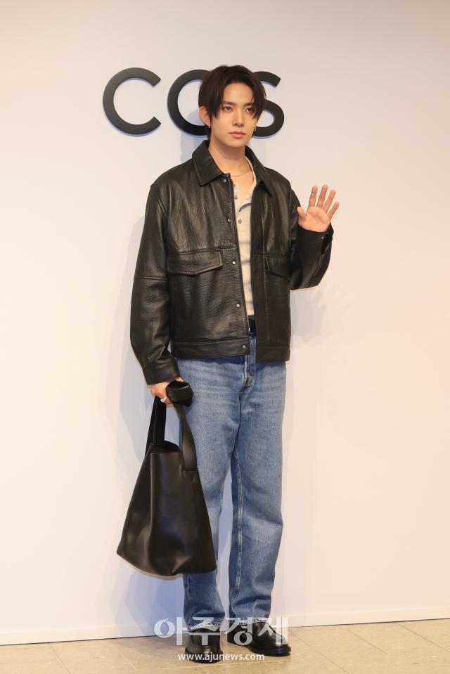 [Foto] Evan en elegante saludo en evento de fotografía