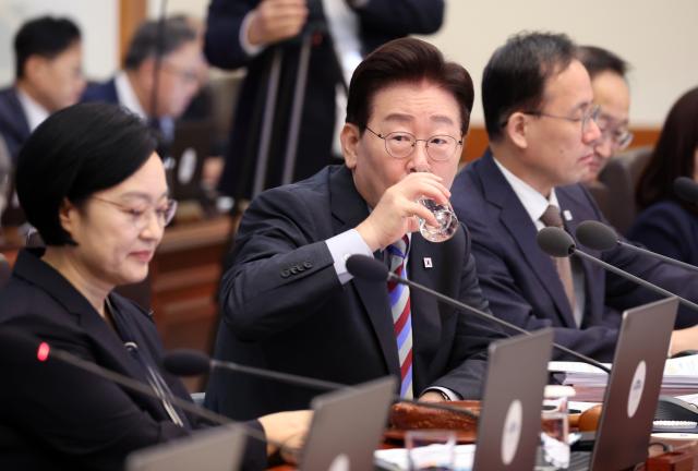 El presidente Lee propone ampliar descuentos en productos agrícolas para Año Nuevo y Chuseok hasta casi 1 billón de wones