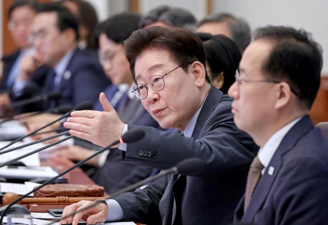 El presidente Lee ordena acelerar la reubicación de la base aérea de Gwangju antes de 2028 para impulsar el clúster de semiconductores
