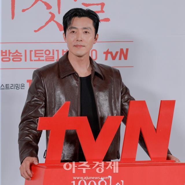 El actor Lee Moo-saeng posa en la presentación de prensa del nuevo drama de tvN 100 días de mentiras