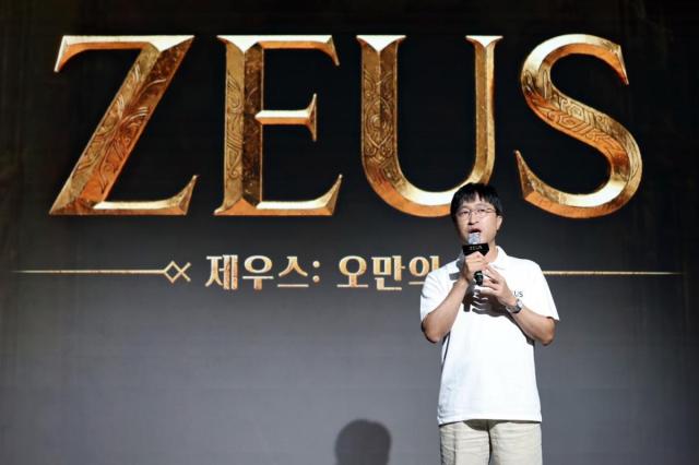 남재관 컴투스 대표가 지난 8월 7일 서울 종로구 JW메리어트 동대문 스퀘어 서울에서 열린 ‘제우스 오만의 신’ 쇼케이스에서 발표하고 있다사진컴투스