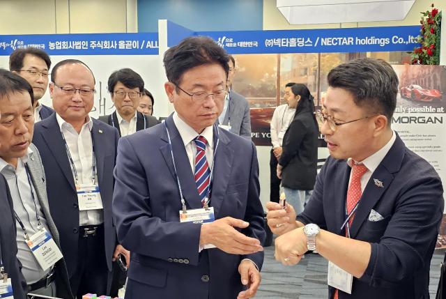 2023년 열린 세계한상대회세계한인비즈니스대회 미국 경북기업 부스방문 장면 사진경상북도