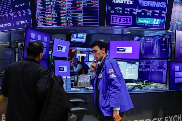 Bolsas de Nueva York cierran con caídas moderadas por alza en rendimientos de bonos a largo plazo
