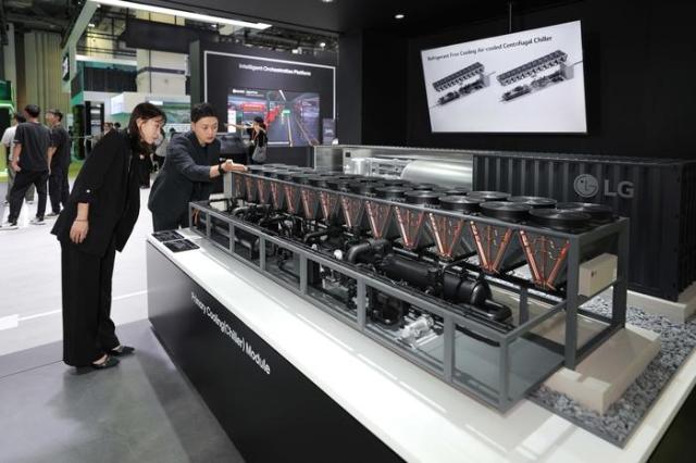LG전자가 29일 싱가포르에서 개막한 데이터센터월드 아시아 2026에서 칠러 등 다양한 제품 라인업을 포함한 AI 데이터센터 맞춤형 냉각 솔루션을 선보인다 사진은 LG전자의 공랭식 터보 칠러와 하이드로닉 모듈러 솔루션 미니어처사진LG