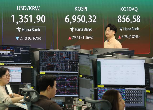30일 오전 서울 중구 하나은행 본점 딜링룸 사진연합뉴스