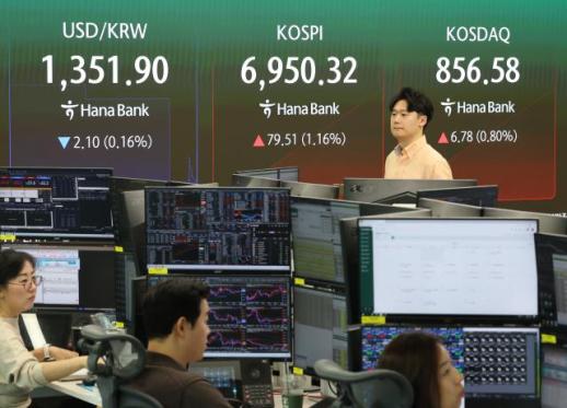 El won cae a 1.350 por dólar en medio de presión alcista del dólar y ventas de exportadores