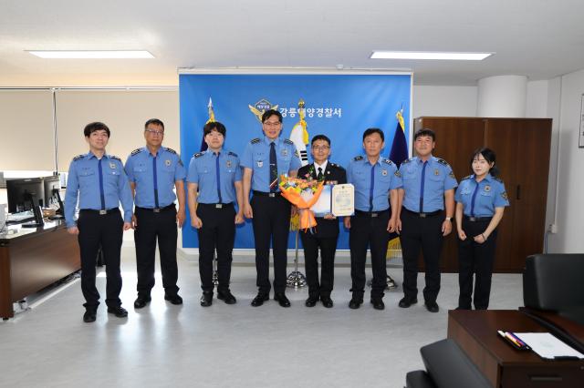 강릉해양경찰서가 30일 오전 서장실에서 유찬연 경사의 경위 승진임용식을 개최했다 사진강릉해경