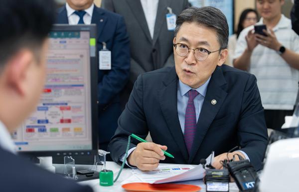 권대영 금융위원회 부위원장이 30일 서울 종로구 NH농협은행 정부서울청사지점을 방문해 펀드 가입 절차상의 편의성과 애로사항 등을 점검한 뒤 펀드에 가입했다 사진금융위원회
