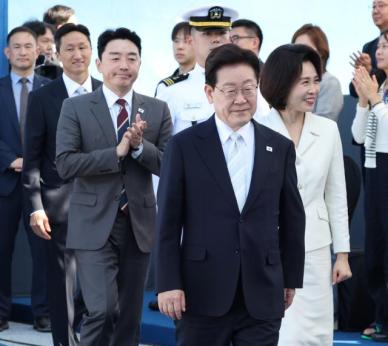 李 대통령, 지뢰사고 부상장병 위문 방문…충분히 예우 약속