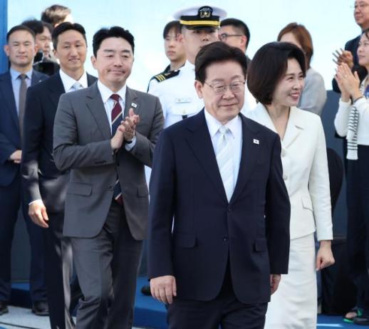 李 대통령, 지뢰사고 부상장병 위문 방문…충분히 예우 약속