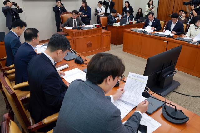 30일 국회 국토교통위원회 전체회의에서 위원장인 국민의힘 유의동 의원이 국정감사 관련 안건을 의결하고 있다 사진연합뉴스