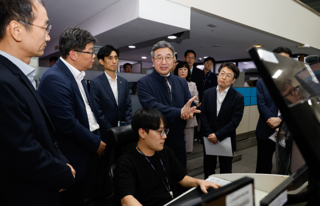 El ministro de Administración Yoon Ho-joong inspecciona la recuperación del centro de Daejeon tras incendio de hace un año