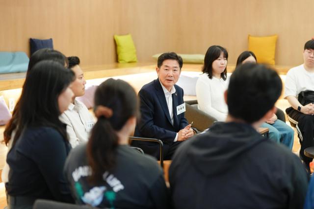 조용호 오산시장이 지난 29일 오산시 청년일자리카페 이루잡에서 지역 청년들과 ‘찾아가는 이동시장실’을 운영하고 취업과 교통 청년 공간 이용 등 생활 속 어려움과 정책 제안을 들었다 사진오산시