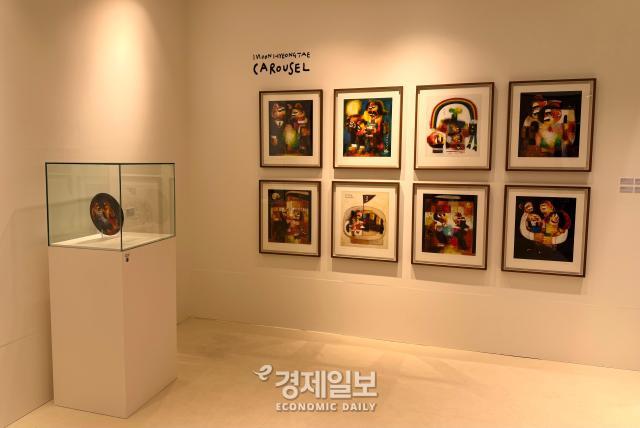 명품관 웨스트 5층에 전시된 문형태 작가의 캐러셀 전시 사진정보운 기자