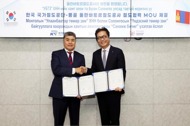 국가철도공단이 30일 몽골 울란바토르철도공사와 1111㎞ 길이 종단철도 복선화 사업 추진을 위한 업무협약을 체결했다 사진국가철도공단