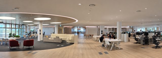 En el piso 14 de la nueva sede trabajan empleados de Hana Financial Holdings. Se observa la ausencia de límites físicos entre departamentos. [Foto=Reportero Lee Seo-young]