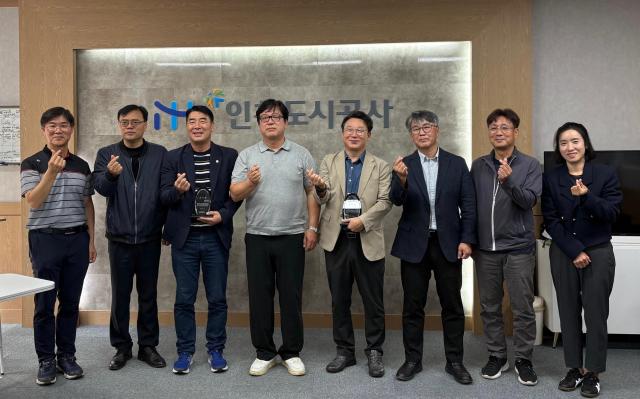 iH가 9월 30일 마전하나아파트 입주자대표회장으로부터 검단신도시 내 기존 주거지역인 하나아파트 주변의 주거환경 개선에 힘쓴 공로로 김명주 시의원과 함께 감사패를 전달 받았다 사진iH